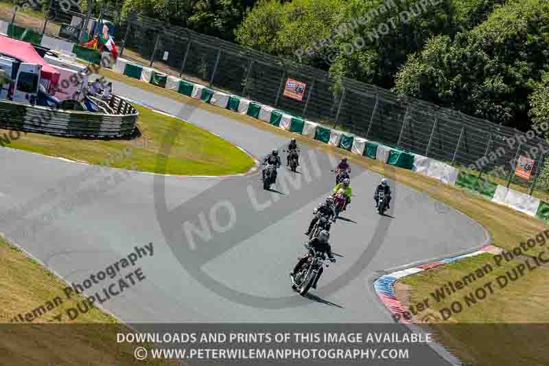 Vintage motorcycle club;eventdigitalimages;mallory park;mallory park trackday photographs;no limits trackdays;peter wileman photography;trackday digital images;trackday photos;vmcc festival 1000 bikes photographs